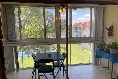 Copropriété à vendre à Sunrise, Floride: 2 chambres, 78.97 m2 № 1728961 - photo 1