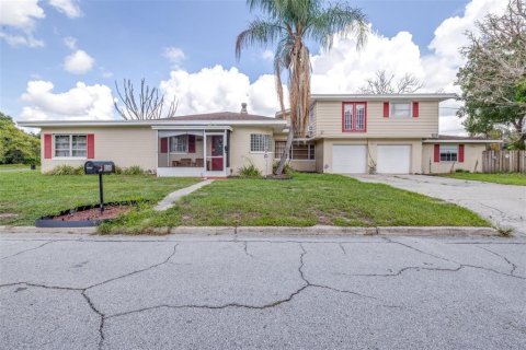 House in Winter Haven, Florida 4 bedrooms, 316.61 sq.m. № 2377806