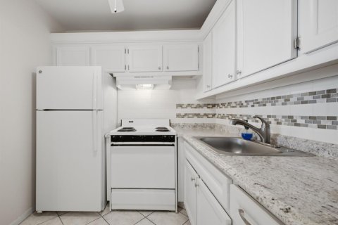 Condo in Boynton Beach, Florida, 1 bedroom № 2180173 - photo 15