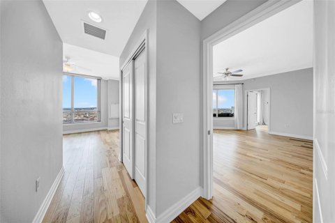 Condo in Tampa, Florida, 2 bedrooms  № 1675232 - photo 16