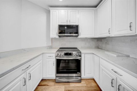 Condo in Tampa, Florida, 2 bedrooms  № 1675232 - photo 8