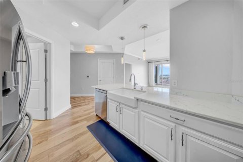 Condo in Tampa, Florida, 2 bedrooms  № 1675232 - photo 9