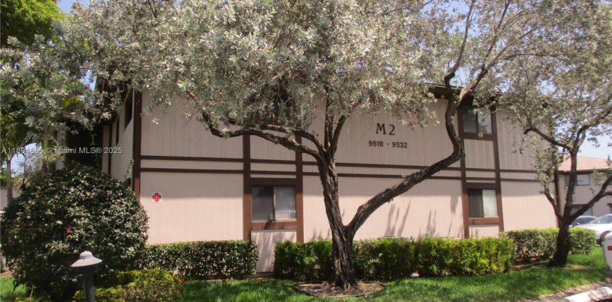 Condo in Tamarac, Florida, 2 bedrooms № 1700996