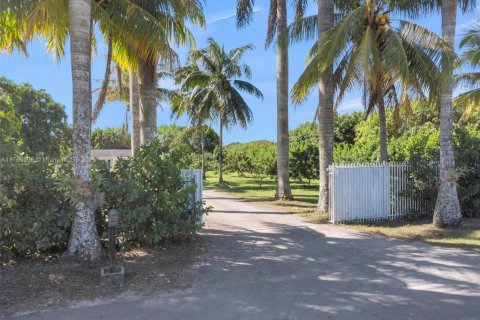 House in Miami, Florida 1 bedroom, 152.17 sq.m. № 1714066 - photo 2