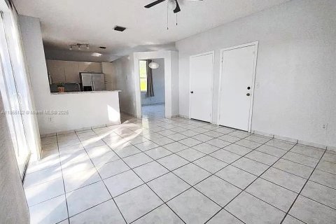 Townhouse in Pembroke Pines, Florida 3 bedrooms, 151.24 sq.m. № 1874267 - photo 9