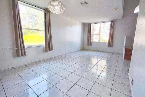 Townhouse in Pembroke Pines, Florida 3 bedrooms, 151.24 sq.m. № 1874267 - photo 2