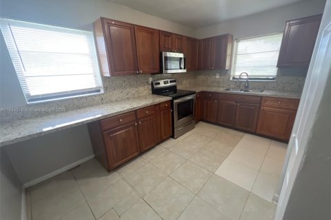 Casa en venta en Miami Gardens, Florida, 3 dormitorios, 121.52 m2 № 1814027 - foto 2