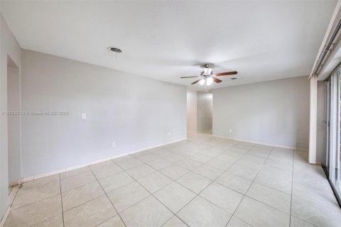 Casa en venta en Miami Gardens, Florida, 3 dormitorios, 121.52 m2 № 1814027 - foto 24