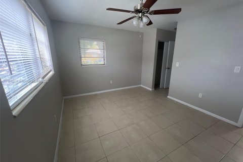 Casa en venta en Miami Gardens, Florida, 3 dormitorios, 121.52 m2 № 1814027 - foto 11