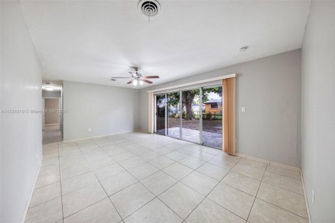 Casa en venta en Miami Gardens, Florida, 3 dormitorios, 121.52 m2 № 1814027 - foto 22