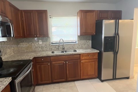 Casa en venta en Miami Gardens, Florida, 3 dormitorios, 121.52 m2 № 1814027 - foto 3