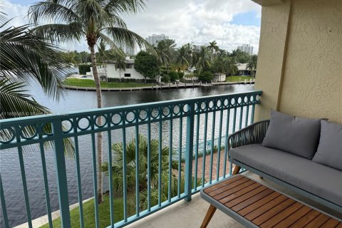 Condo in Hallandale Beach, Florida, 2 bedrooms № 2274079 - photo 11