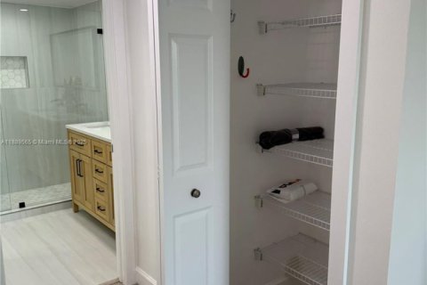 Condo in Hallandale Beach, Florida, 2 bedrooms № 2274079 - photo 16