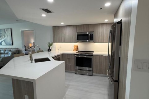 Condo in Hallandale Beach, Florida, 2 bedrooms № 2274079 - photo 2