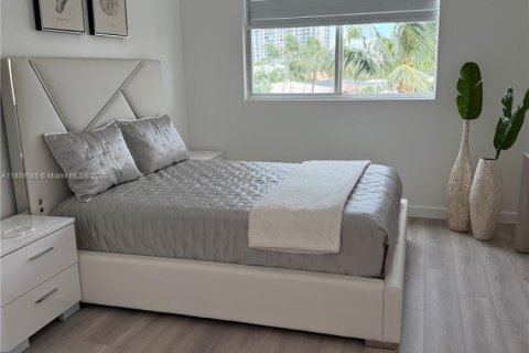 Condo in Hallandale Beach, Florida, 2 bedrooms № 2274079 - photo 22