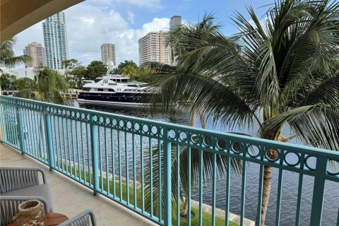 Condo in Hallandale Beach, Florida, 2 bedrooms № 2274079 - photo 13