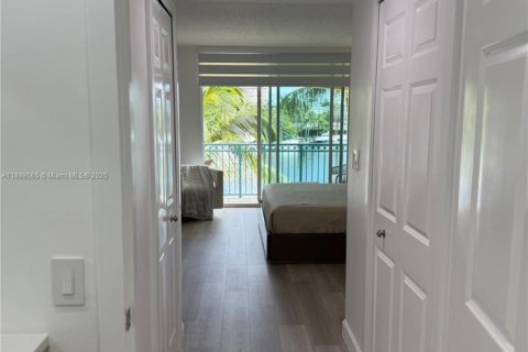 Condo in Hallandale Beach, Florida, 2 bedrooms № 2274079 - photo 15