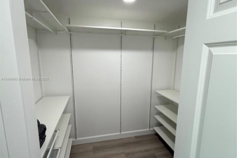 Condo in Hallandale Beach, Florida, 2 bedrooms № 2274079 - photo 17