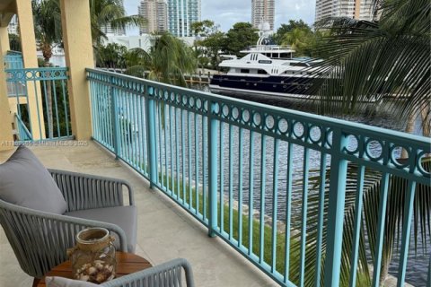 Condo in Hallandale Beach, Florida, 2 bedrooms № 2274079 - photo 12