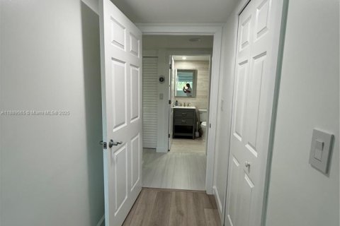 Condo in Hallandale Beach, Florida, 2 bedrooms № 2274079 - photo 24