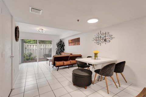 Townhouse in Weston, Florida 2 bedrooms, 100.71 sq.m. № 2428447 - photo 8
