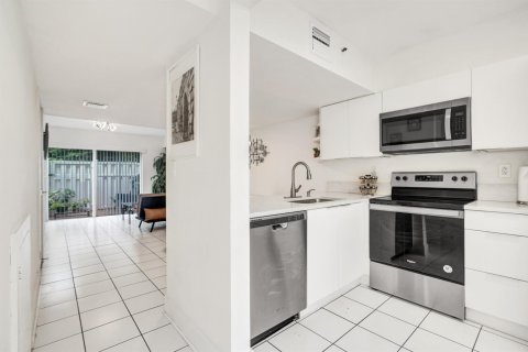Townhouse in Weston, Florida 2 bedrooms, 100.71 sq.m. № 2428447 - photo 21