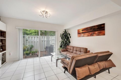 Townhouse in Weston, Florida 2 bedrooms, 100.71 sq.m. № 2428447 - photo 11
