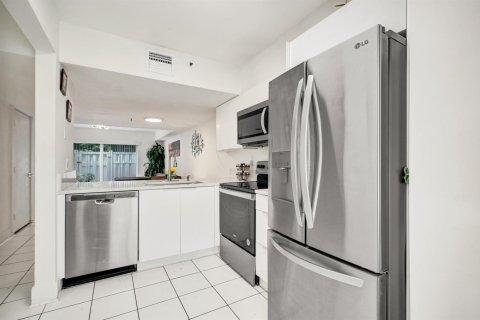 Townhouse in Weston, Florida 2 bedrooms, 100.71 sq.m. № 2428447 - photo 25