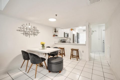 Townhouse in Weston, Florida 2 bedrooms, 100.71 sq.m. № 2428447 - photo 16
