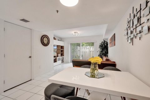 Townhouse in Weston, Florida 2 bedrooms, 100.71 sq.m. № 2428447 - photo 9