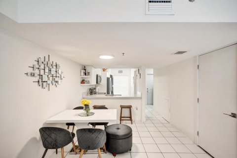 Townhouse in Weston, Florida 2 bedrooms, 100.71 sq.m. № 2428447 - photo 17