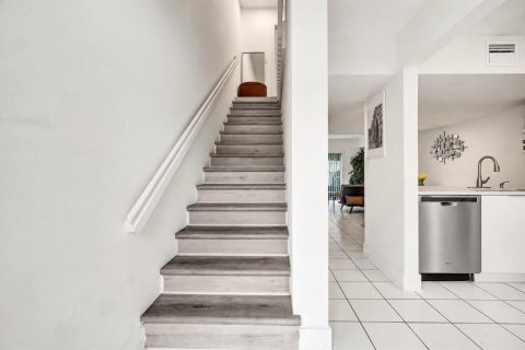 Townhouse in Weston, Florida 2 bedrooms, 100.71 sq.m. № 2428447 - photo 19