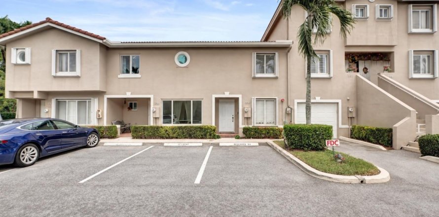 Townhouse in Weston, Florida 2 bedrooms, 100.71 sq.m. № 2428447