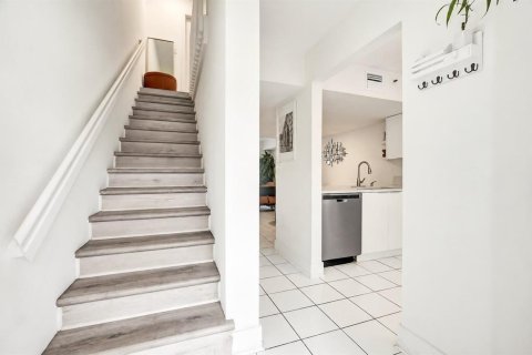 Townhouse in Weston, Florida 2 bedrooms, 100.71 sq.m. № 2428447 - photo 20