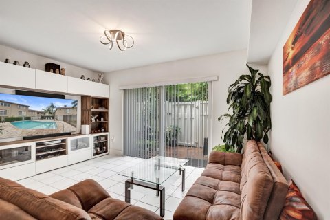 Townhouse in Weston, Florida 2 bedrooms, 100.71 sq.m. № 2428447 - photo 12