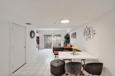 Townhouse in Weston, Florida 2 bedrooms, 100.71 sq.m. № 2428447 - photo 10