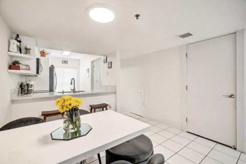 Townhouse in Weston, Florida 2 bedrooms, 100.71 sq.m. № 2428447 - photo 18