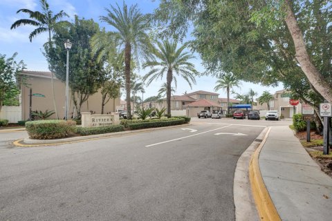 Townhouse in Weston, Florida 2 bedrooms, 100.71 sq.m. № 2428447 - photo 3