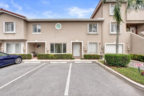 Townhouse in Weston, Florida 2 bedrooms, 100.71 sq.m. № 2428447 - photo 2