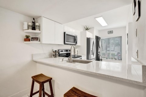 Townhouse in Weston, Florida 2 bedrooms, 100.71 sq.m. № 2428447 - photo 22