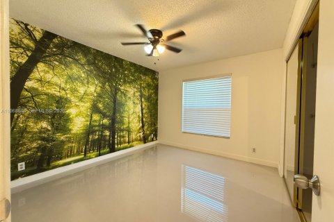 Condo in Tamarac, Florida, 2 bedrooms  № 2030521 - photo 9