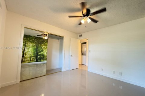 Condo in Tamarac, Florida, 2 bedrooms  № 2030521 - photo 10