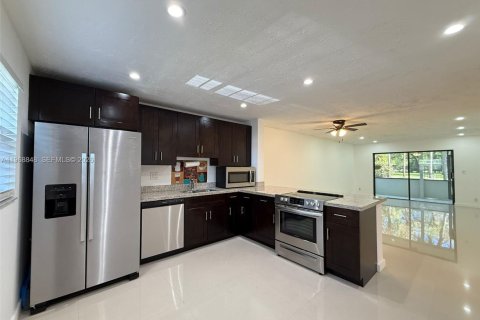 Condo in Tamarac, Florida, 2 bedrooms  № 2030521