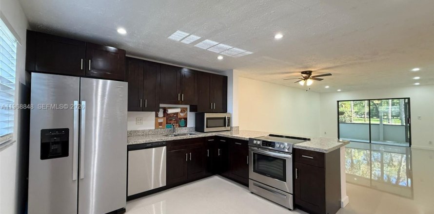 Condo in Tamarac, Florida, 2 bedrooms  № 2030521