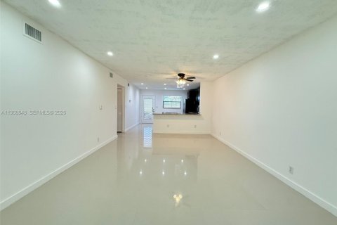 Condo in Tamarac, Florida, 2 bedrooms  № 2030521 - photo 7