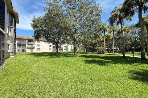 Condo in Tamarac, Florida, 2 bedrooms  № 2030521 - photo 22