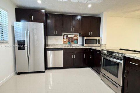 Condo in Tamarac, Florida, 2 bedrooms  № 2030521 - photo 26