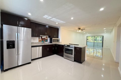 Condo in Tamarac, Florida, 2 bedrooms  № 2030521 - photo 3