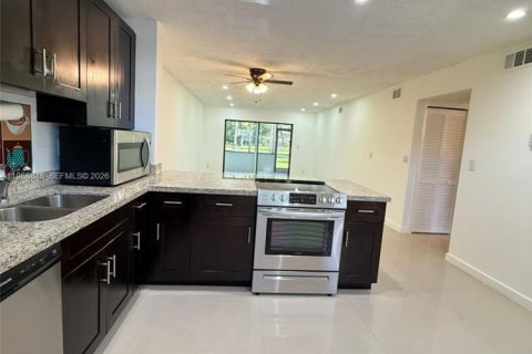 Condo in Tamarac, Florida, 2 bedrooms  № 2030521 - photo 21