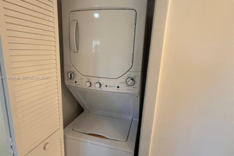 Condo in Tamarac, Florida, 2 bedrooms  № 2030521 - photo 17